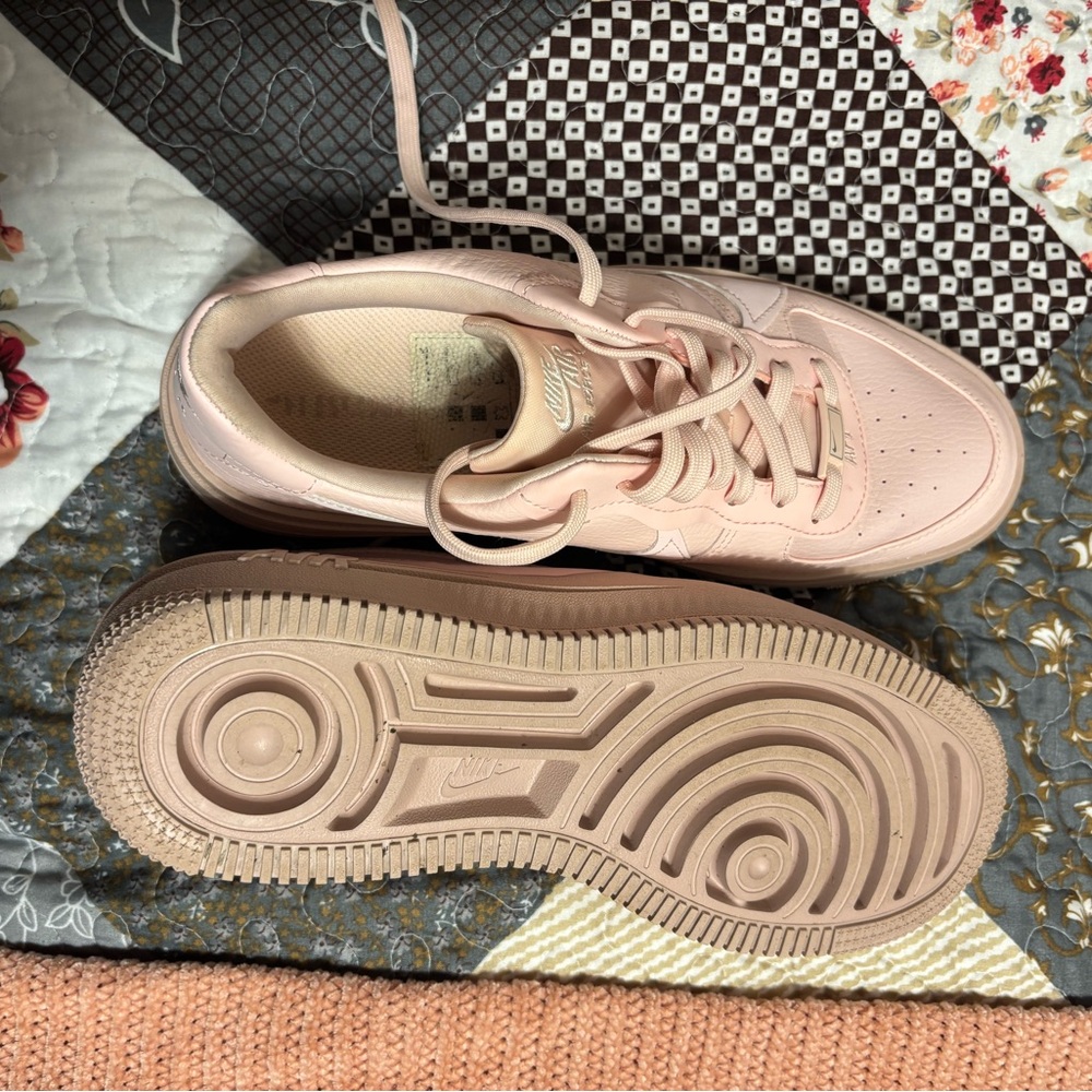 Nike Air
Air Force 1
Woman’s size 9
Worn twice for short periods
